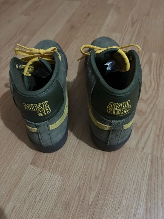 Men’s 9.5 Nike Sneakers in Olive Green and Yellow - Picture 4 of 4